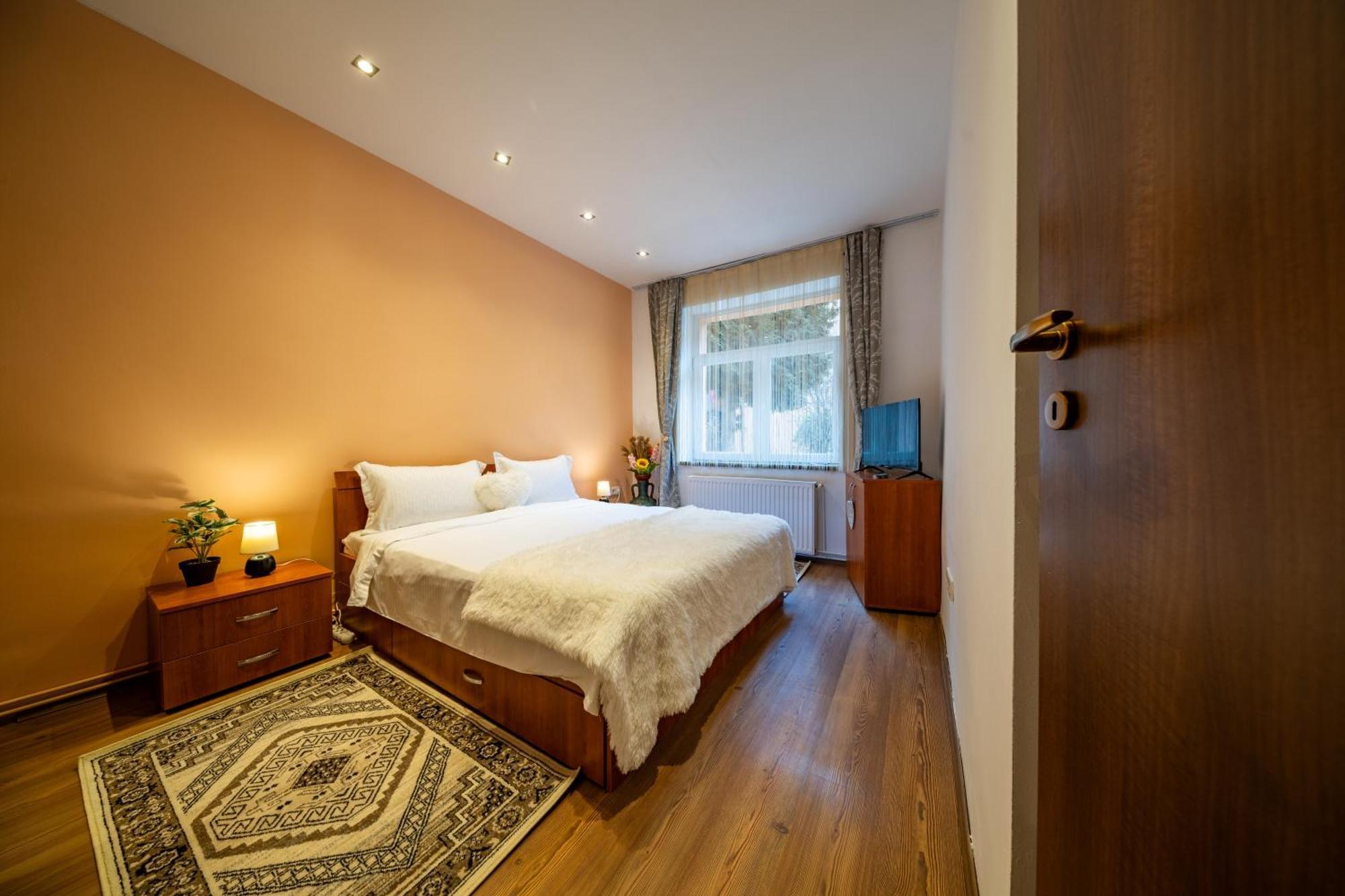 John Residence Apartment Brasov With Parking Option Exterior photo